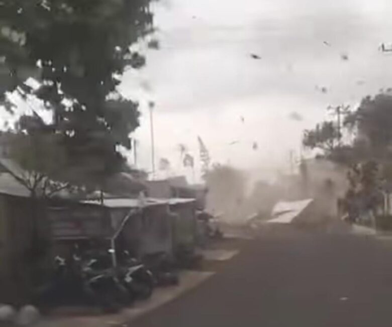 Angin puting beliung yang melanda kawasan Sumbersekar, Kecamatan Dau pada Minggu (2/11/2025) sore (ist)