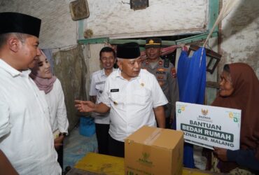 Bupati Malang, HM Sanusi saat meninjau dan memberikan bantuan kepada Ibu Bik Ni (pro)