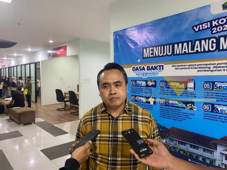 Kepala Dinas Tenaga Kerja, Penanaman Modal, dan Pelayanan Terpadu Satu Pintu (Disnaker-PMPTSP) Kota Malang, Arif Tri Sastyawan (blok-a/Bob Bimantara Leander)