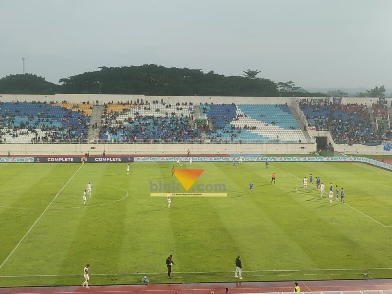 Pertandingan Arema FC vs Persija Jakarta yang dimenangkan oleh tim tamu dengan skor 1-2 (blok-a.com / Yogga Ardiawan)