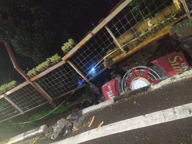 Hujan Deras Bikin Trotoar Jembatan Brantas Amblas, Akses Lalin Mulai Dibatasi