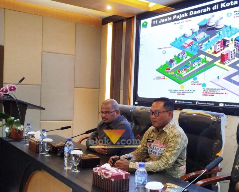 Kepala Bapenda Kota Malang, Handi Priyanto saat menjelaskan keberhasilan antisipasi kebocoran PAD kepada peserta APEKSI (blok-a.com / Yogga Ardiawan)