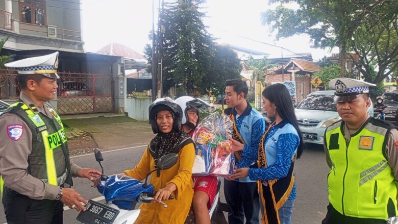 Satlantas Polres Malang Apresiasi Pengendara Tertib saat Operasi Zebra Semeru 2025
