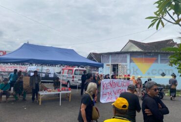 Warga menolak eksekusi tembok Perumahan Griya Shanta, Kamis (6/11/2025) (blok-a/Bob Bimantara Leander)