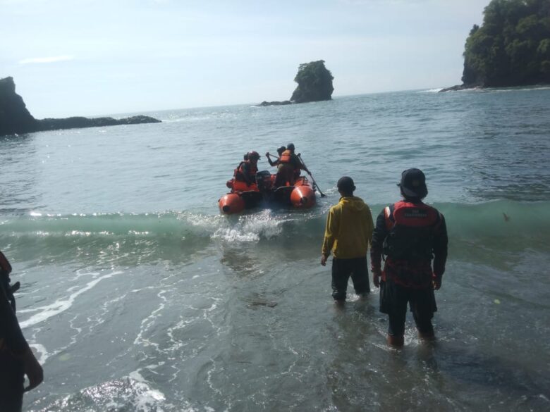 Tim Gabungan terus melakukan pencarian untuk korban hanyut di Desa Lebakharjo, Kecamatan Ampelgading (ist)