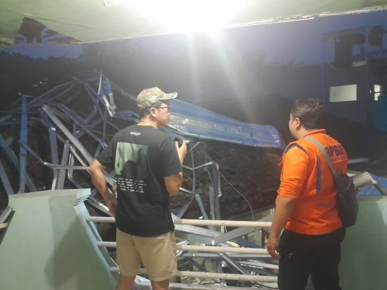 Pendataan yang dilakukan BPBD Kabupaten Malang seusai peristiwa angin puting beliung yang menerjang Desa Sumbersekar, Kecamatan Dau (ist)