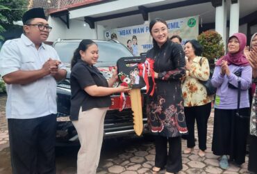 Wakil Wali Kota Blitar, Elim Tyu Samba secara simbolis menyerahkan kunci mobil Pajero untuk program "Mobil AG 2 Siaga Bumil". (blok-a.com/Fajar)