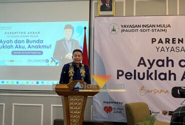 Wali Kota Malang, Wahyu Hidayat dalam kegiatan Parenting Akbar dengan tajuk “Ayah dan Bunda peluklah aku, Anakmu”.(blok-a.com/Yogga Ardiawan)