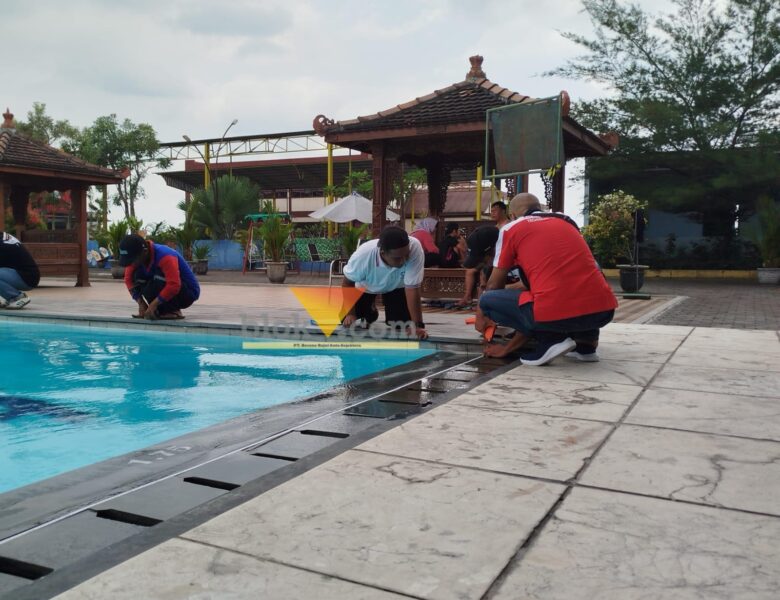 Pengecekan standarisasi kolam renang Bonderland Waterpark yang dilakukan oleh Tim Akuatik Kabupaten Malang.(blok-a.com/Yogga Ardiawan)