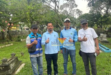 Plt Kepala DLH Kota Malang, Gamaliel Raymond usai membersihkan area makam Madyopuro (blok-a.com/Yogga Ardiawan)