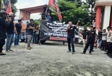 Massa GPI menggelar aksi unjuk rasa di depan Kantor DPRD Kabupaten Blitar. (blok-a.com/Fajar)