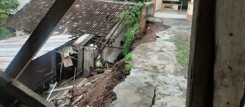 Hujan deras sebabkan longsor dan timpa rumah warga di Dalisodo, Wagir.(istimewa)