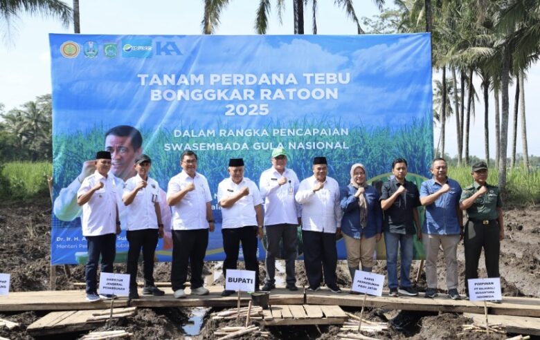 Bupati Malang, HM Sanusi dalam acara Tanam Perdana Tebu Bonggkar Ratoon 2025 sukseskan Swasembada Gula Nasional (pro)