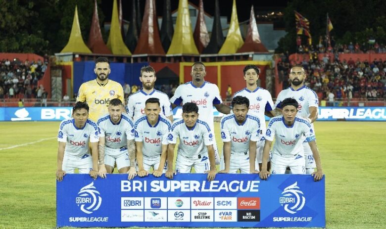 Tanpa Dalberto, Arema FC Siap Libas Persija Di Stadion Kanjuruhan Malang Kabupaten Malang, blok-a.com - Arema FC akan menjamu Persija Jakarta dalam lanjutan BRI Super League pekan ke-12 pada Sabtu (8/11/2025) di Stadion Kanjuruhan Malang. Pelatih Arema FC, menyatakan timnya siap tampil maksimal meski dengan waktu persiapan yang terbatas usai laga tandang ke Padang. “Persiapan tidak terlalu banyak karena kami baru datang dari Padang setelah tiga hari. Tapi kondisi pemain bagus, semoga besok bisa membuat Aremania senang,” ujar Marcos dalam sesi konferensi pers, Jumat (7/11/2025). Namun, tantangan untuk mengalahkan Persija terasa berat karena Singo Edan hampir dipastikan tampil tanpa striker andalan, Dalberto Luan. Marcos menyampaikan bahwa sang top skor kemungkinan besar tidak bisa tampil karena mengalami sedikit masalah. “Dalberto ada sedikit masalah, jadi mungkin tidak bisa main besok,” katanya. Meskipun tanpa Dalberto, Marcos optimistis timnya mampu mempersembahkan kemenangan untuk suporter Aremania. Ia menegaskan pemain Singo Edan akan tampil all out dalam pertandingan esok. “Kita sudah janji sama supporter, kami harus menang. Waktu lawan Padang kami menang, besok juga bisa menang dan membuat Aremania senang,” ujarnya. Meskipun begitu, Marcos tak mau jumawa. Ia tetap akan mengantisipasi permainan Persija yang saat ini menempati posisi 2 klasemen dengan meraih 6 kemenangan dan 2 seri dan sisanya kalah dari 12 pertandingan. “Persija memang punya pemain bagus, tapi kami juga punya pemain bagus. Main di kandang atau di luar, kami tetap lakukan yang terbaik,” katanya. Di sisi lain, Marcos juga berharap Aremania untuk memadati Stadion Kanjuruhan pada laga esok. Ia menyebut kehadiran Aremania sangat membantu untuk menaikkan mental pemain Singo Edan. “Saya minta Aremania percaya dan ayo datang ke Stadion Kanjuruhan besok. Kami butuh dukungan kalian,” pungkasnya. Sementara itu, pemain Arema FC Valdeci Moreira menegaskan pentingnya fokus menghadapi Persija untuk meraih kemenangan dalam big match ini. “Tim Arema harus fokus. Kalau kami fokus, mungkin bisa main lebih bagus dari mereka,” katanya. (yog)