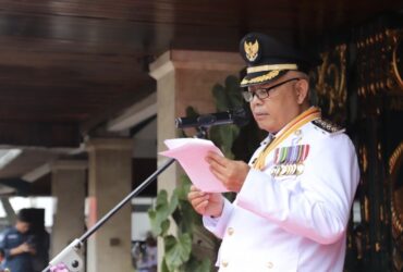 Bupati Malang, HM Sanusi saat membacakan amanat di Upacara Peringatan Hari Pahlawan (pro)