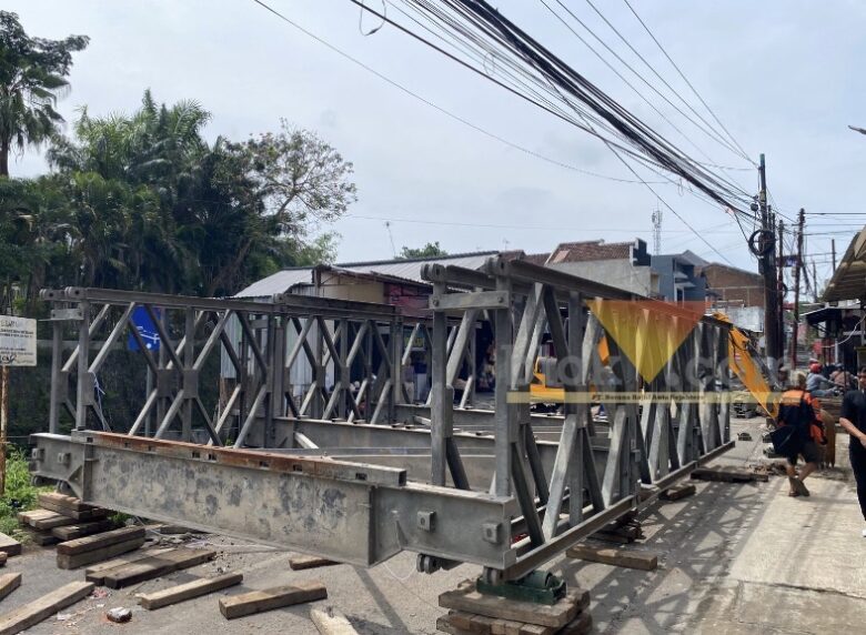 Pemasangan Jembatan Bailey di Sonokembang Mulai Dikerjakan