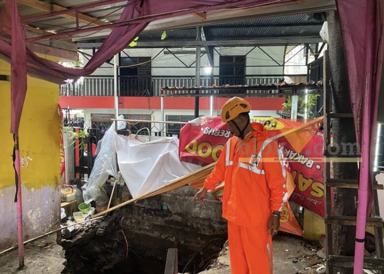 Lokasi tanah ambles di warung di Kota Malang (blok-a/Bob Bimantara Leander)