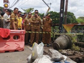 Trotoar Jembatan Embong Brantas Amblas, Wali Kota Malang Turun Tangan Pantau Penanganan (blok-a/Bob Bimantara Leander)