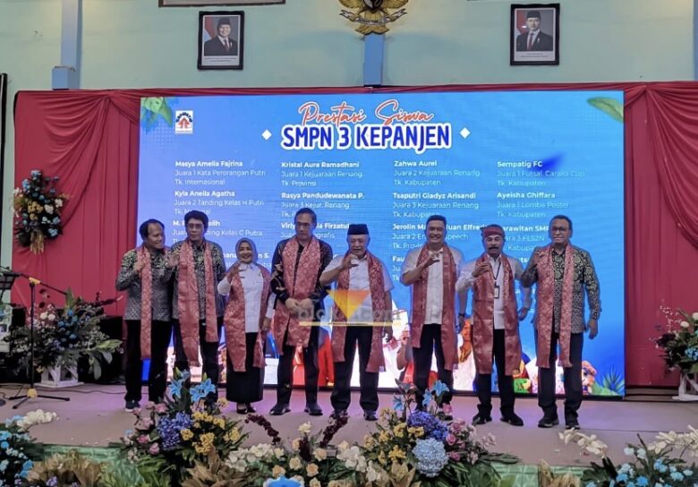 Bupati Malang, HM Sanusi saat berada di salah satu sekolah unggulan di Kabupaten Malang (blok-a.com / Yogga Ardiawan)