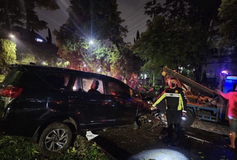 Innova Kecelakaan Tunggal di Jalan Veteran Kota Malang, Tabrak Pembatas Jalan & Pohon