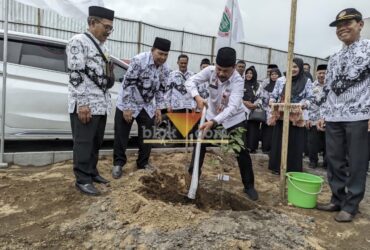 Kepala Dispendik Kabupaten Malang, Suwadji saat menanam sejuta pohon dalam peringatan HUT PGRI ke-80 dan Hari Guru Nasional (blok-a.com / Yogga Ardiawan)