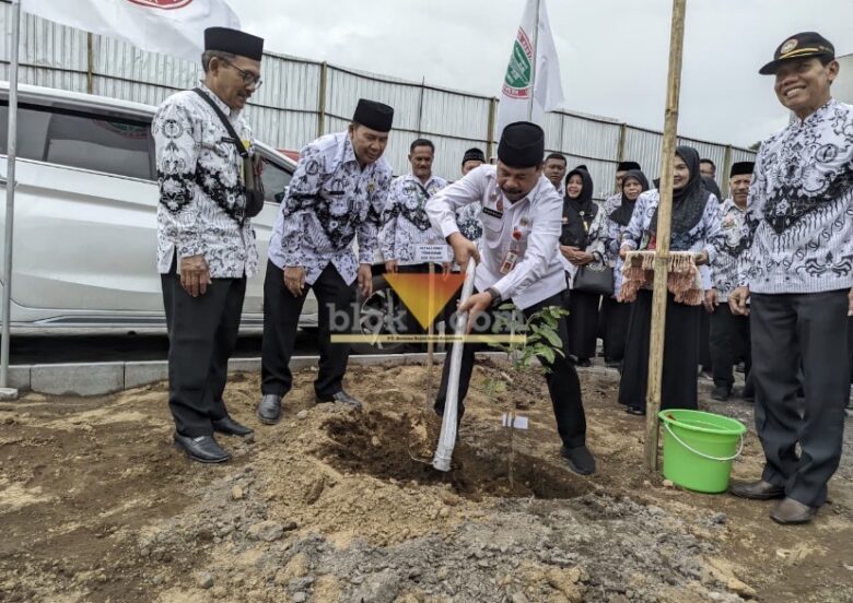 Kepala Dispendik Kabupaten Malang, Suwadji saat menanam sejuta pohon dalam peringatan HUT PGRI ke-80 dan Hari Guru Nasional (blok-a.com / Yogga Ardiawan)