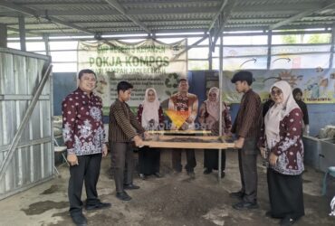 Pengolahan sampah daun menjadi kompos oleh guru dan siswa SMPN 3 Kepanjen (blok-a.com / Yogga Ardiawan)