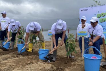 General Manager PLN UID Jawa Timur Ahmad Mustaqir melakukan penanaman 10 ribu bibit pohon di Bendungan Selorejo, Kecamatan Ngantang, Kabupaten Malang. (blok-a.com / Berril Labiq)