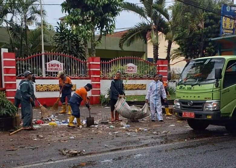 Pembersihan sampah venue pesona gondanglegi oleh petugas DLH Kabupaten Malang berkolaborasi dengan panitia (ist)