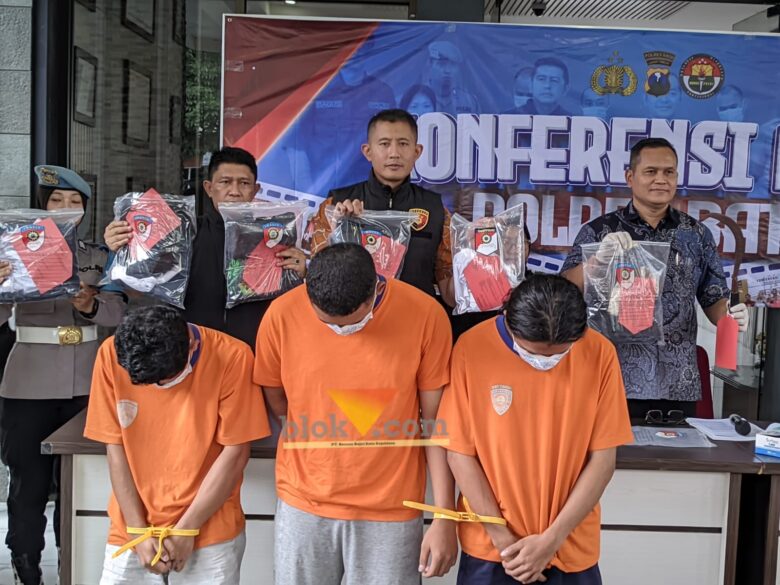 Tersangka pembacokan dan pengeroyokan personil band underground bersama barang bukti yang diamankan oleh Polres Batu (blok-a.com / Yogga Ardiawan)