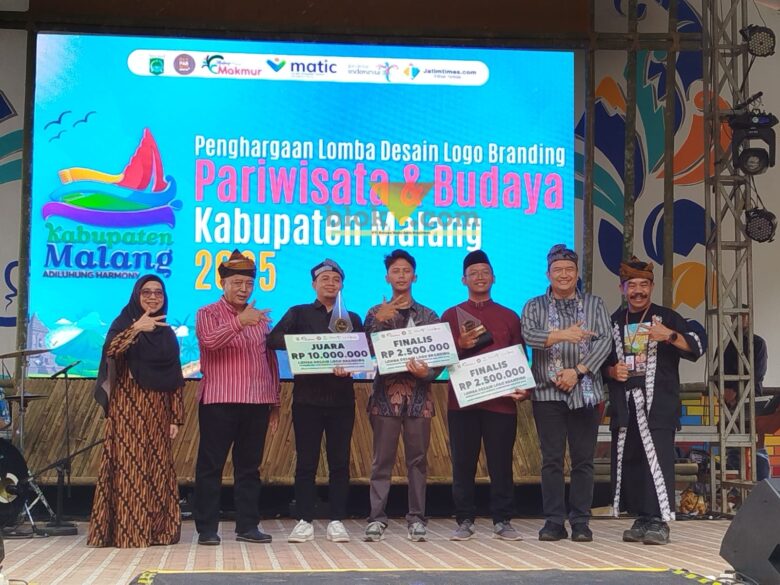 Bupati Malang, HM Sanusi saat memberikan apresiasi juara I pemenang logo branding Pariwisata dan Budaya Kabupaten Malang (blok-a.com / Yogga Ardiawan)