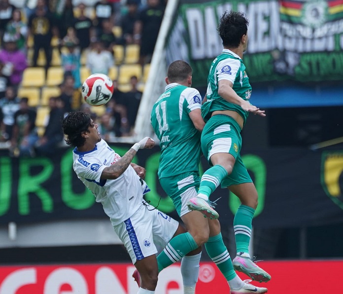Gelandang Arema, Betinho diapit dua pemain Persebaya dalam pertandingan Derby Jatim.(ist)