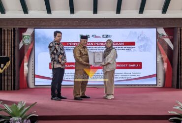Bupati Malang, HM Sanusi didampingi Kepala Plt DLH Kabupaten Malang, Ahmad Dzulfikar Nurrahman saat memberikan apresiasi dalam kegiatan Enviro Fair 2025 (blok-a.com / Yogga Ardiawan)