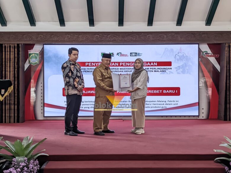 Bupati Malang, HM Sanusi didampingi Kepala Plt DLH Kabupaten Malang, Ahmad Dzulfikar Nurrahman saat memberikan apresiasi dalam kegiatan Enviro Fair 2025 (blok-a.com / Yogga Ardiawan)
