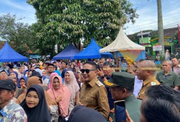 Wali Kota Malang, Wahyu Hidayat saat di Pasar Murah Mbois Berkelas, Selasa (18/11/2025) (blok-a/Bob Bimantara Leander)