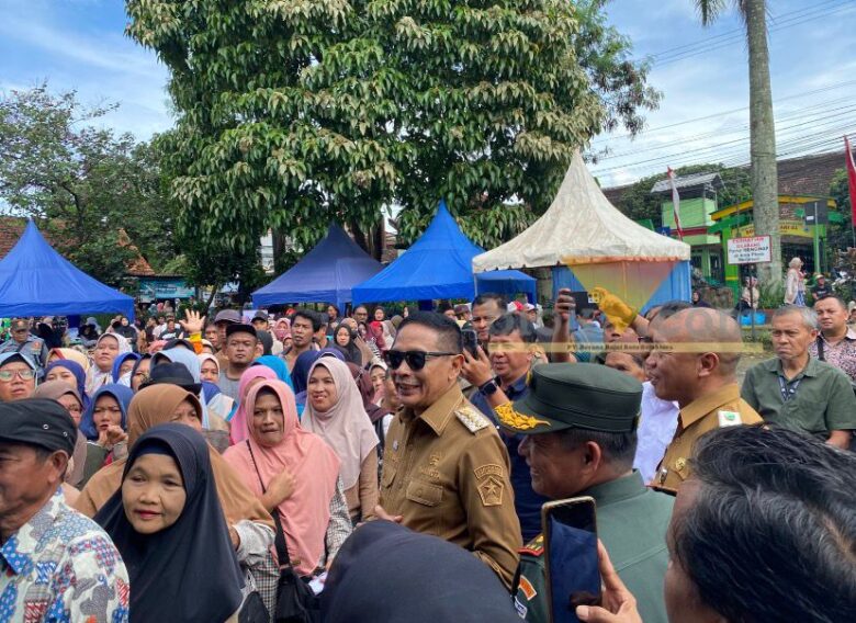 Wali Kota Malang, Wahyu Hidayat saat di Pasar Murah Mbois Berkelas, Selasa (18/11/2025) (blok-a/Bob Bimantara Leander)