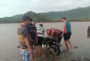 Kondisi motor korban seusai terseret derasnya air Sungai Glidik yang tiba-tiba meluap (ist)