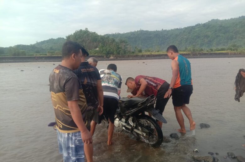 Kondisi motor korban seusai terseret derasnya air Sungai Glidik yang tiba-tiba meluap (ist)