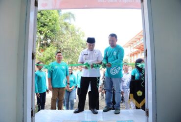 Bupati Malang, HM Sanusi saat meresmikan klinik center Universitas Kepanjen (pro)