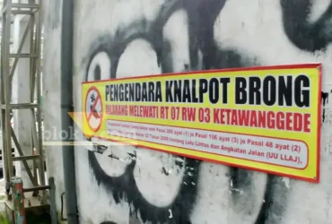 Imbauan bagi pengendara motor dengan knalpot brong terpasang di dinding salah satu bangunan di Jl. Kertoaji, Ketawanggede, Lowokwaru, Kota Malang (foto: Blok-a.com/Ovan Z.)