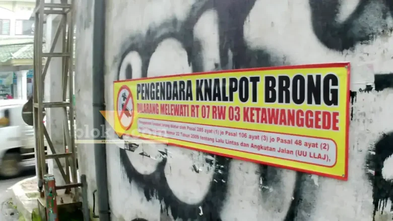 Imbauan bagi pengendara motor dengan knalpot brong terpasang di dinding salah satu bangunan di Jl. Kertoaji, Ketawanggede, Lowokwaru, Kota Malang (foto: Blok-a.com/Ovan Z.)