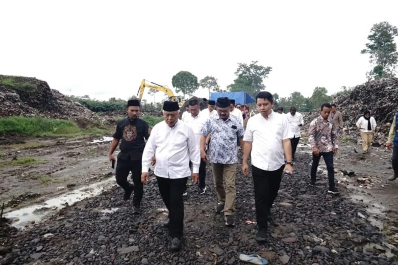 Bupati Malang, HM Sanusi bersama Plt Kepala DLH Kabupaten Malang, Ahmad Dzulfikar Nurrahman saat meninjau TPA Poncokusumo (ist)