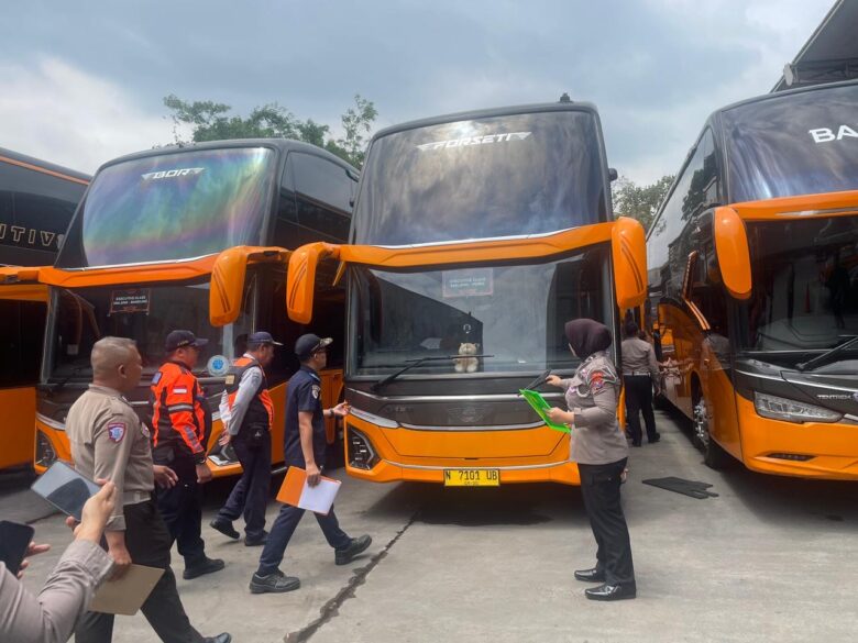 Kegiatan ramcheck kendaraan jelang libur Natal dan Tahun Baru (Nataru) yang dilakukan oleh Ditlantas Polda Jatim (ist)