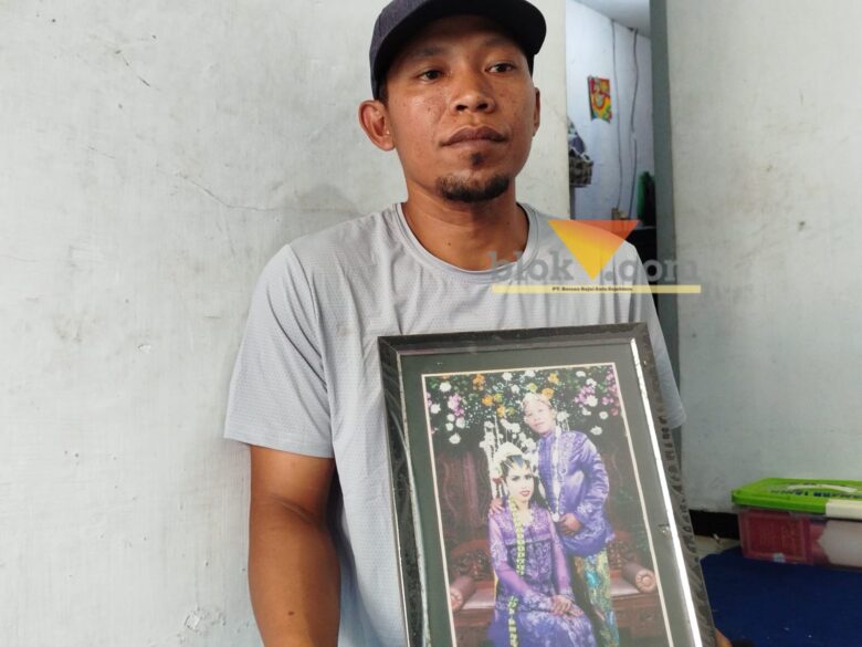 Suyitno, saat memperlihatkan foto pernikahan dengan Erawati yang menjadi salah korban kebakaran di Hongkong (blok-a.com / Yogga Ardiawan)