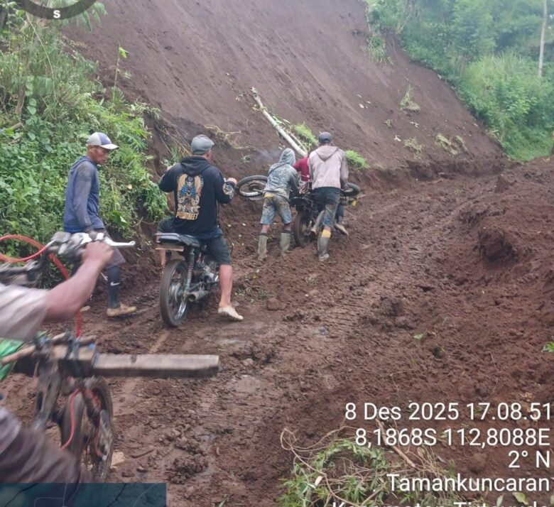 Longsor tutup akses jalan warga di Tirtoyudo (ist)