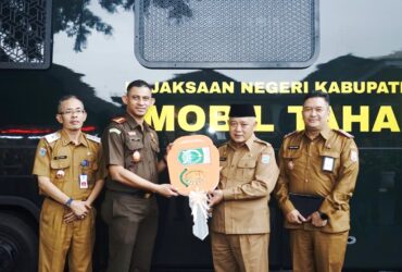 Bupati Malang, HM Sanusi saat memberikan mobil pelaksana tugas untuk Kejari Kabupaten Malang (pro)
