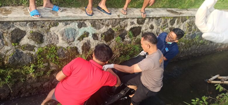 Evakuasi pria asal Kota Malanng yang ditemukan meninggal di selokan Perumahan Patra Garden (ist)
