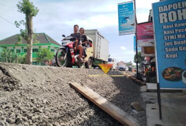 Dampak pembangunan jalan yang dinilai terlalu tinggi di Jalan Sumedang, Kepanjen (blok-a.com / Yogga Ardiawan)