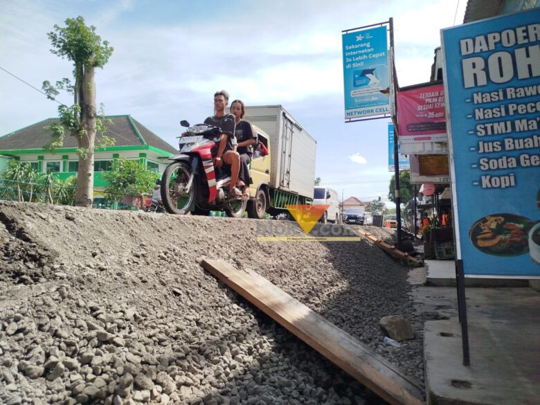 Dampak pembangunan jalan yang dinilai terlalu tinggi di Jalan Sumedang, Kepanjen (blok-a.com / Yogga Ardiawan)