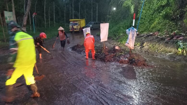 BPBD Kabupaten Malang bersama masyarakat membersihkan sisa-sisa longsor (ist)